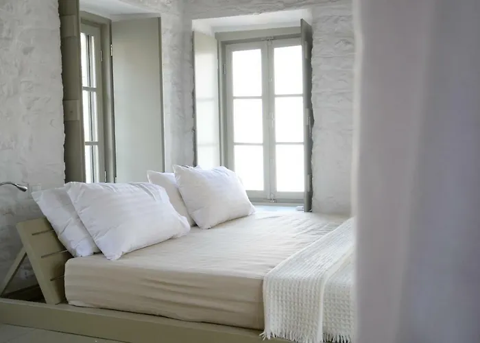 Ecloge, Hydra Island