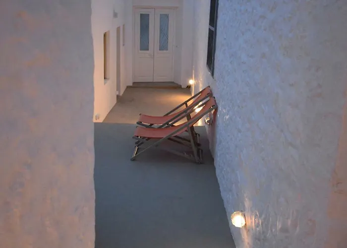 Ecloge, Hydra Island