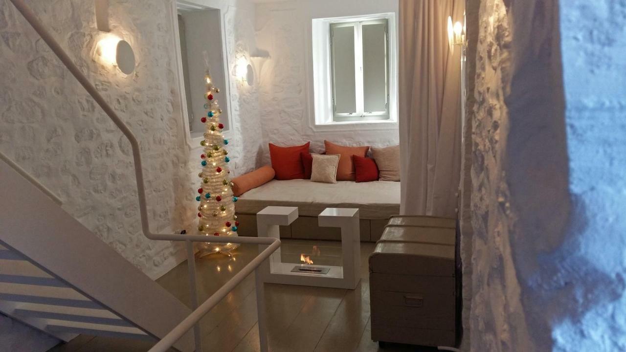 Ecloge, Hydra Island *