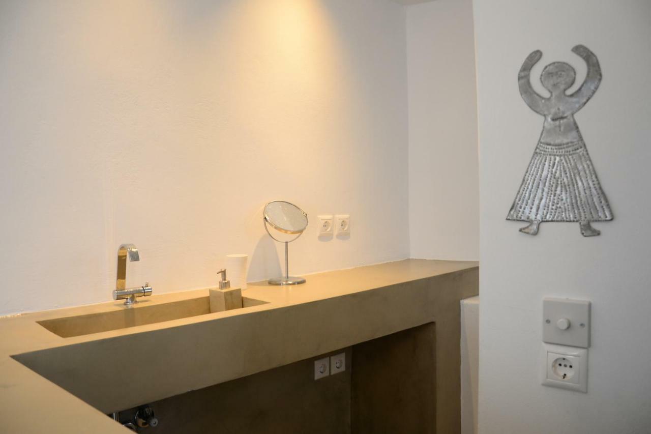 Ecloge, Hydra Island *